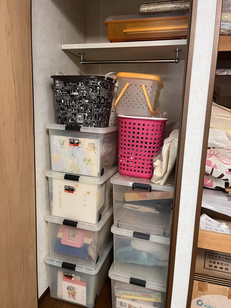 思い出の品をボックスにまとめた収納後