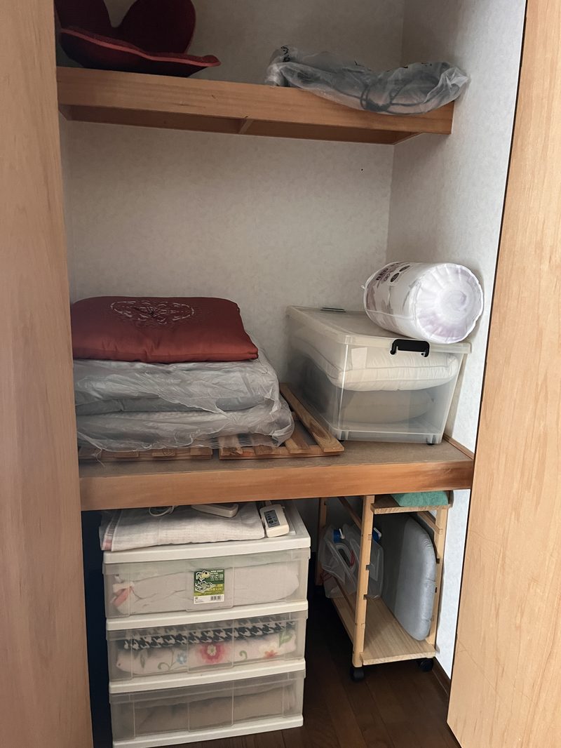 敷物・毛布を種類別に分けた収納後
