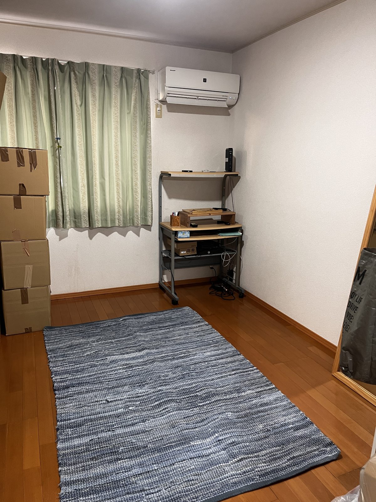 床が見えてすっきり片付いたお部屋（お片付け後）