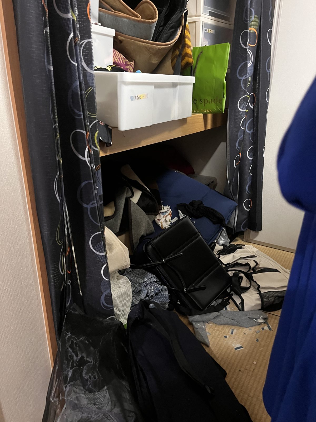 お洋服やバッグがあふれた押入れ（整理前）