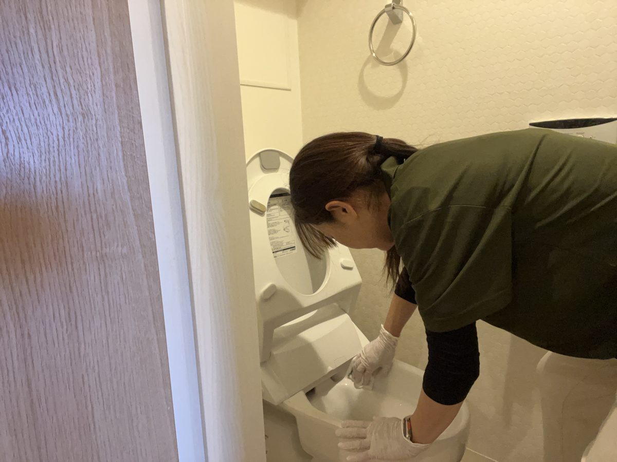 トイレ清掃の作業風景