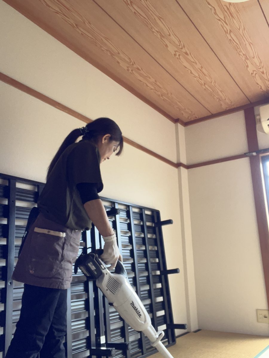 引越し・退去後のお部屋清掃の作業風景